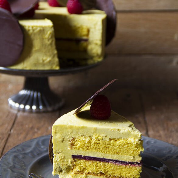 Torta con pan di spagna, crema leggera profumata al pistacchio e frutti rossi