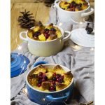 Pudding di pandoro al forno con frutti di bosco