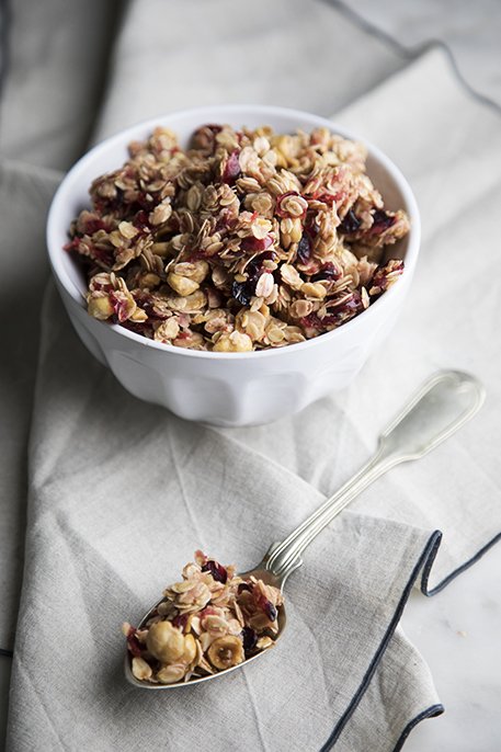 Granola alle nocciole e cranberries