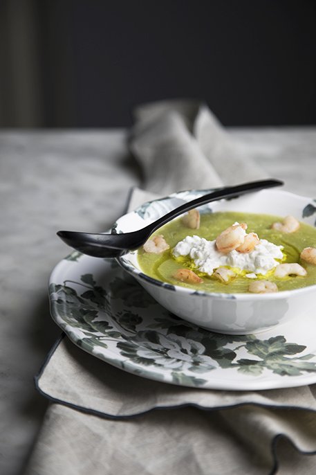Vellutata di broccolo con fiocchi di latte e gamberetti