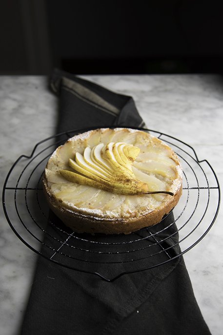 Torta rovesciata alle pere e nocciole (senza uova)
