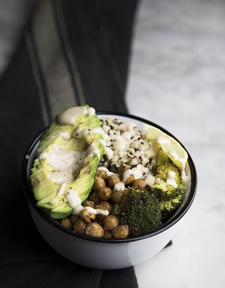 Bowl con quinoa, ceci e avocado_01 Bowl con quinoa, ceci e avocado