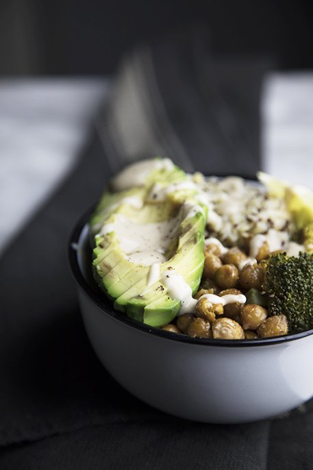 Bowl con quinoa, ceci e avocado