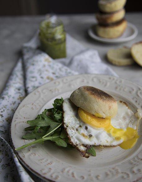 english muffin pesto_01j Colazione salata: english muffin con uova e rucola