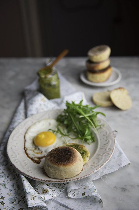 Colazione salata: english muffin con uova e rucola