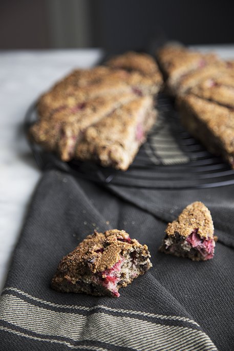 Scones senza glutine alle fragole e cioccolato