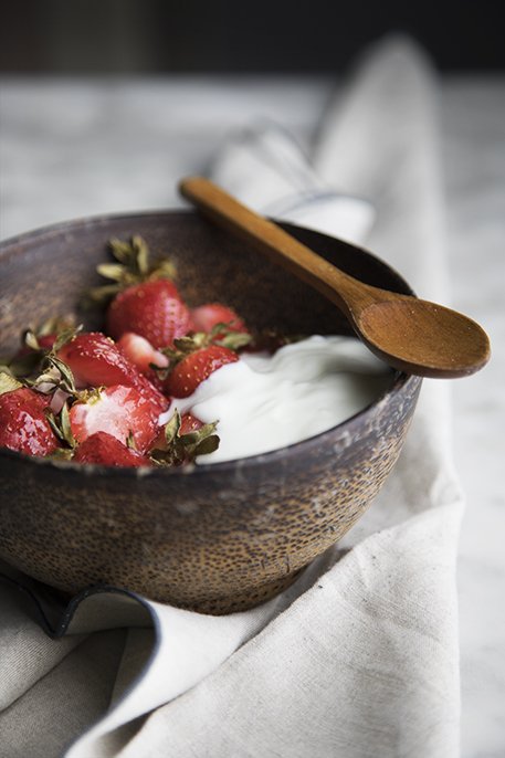 spuntino sano - fragole arrosto con yogurt bianco