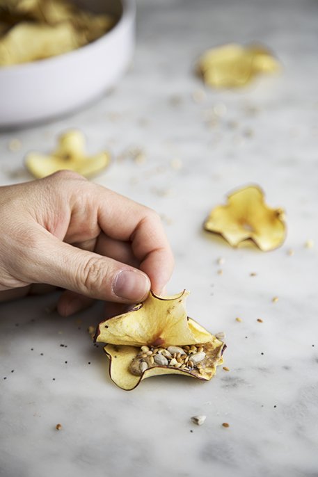 Snack di mela essiccata, burro di frutta secca e semi