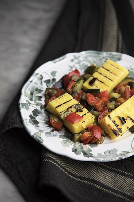 Polenta grigliata con verdure saltate