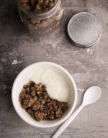 granola senza cottura al cioccolato e caramello salato_03 granola senza cottura al cioccolato e caramello salato