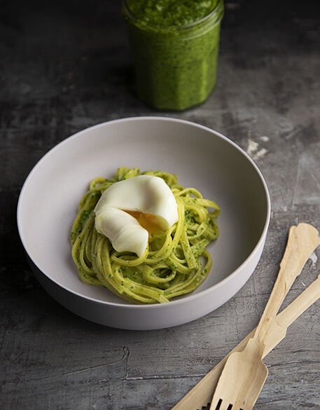 pasta con pesto di rucola e uovo in camicia_01 pasta con pesto di rucola e uovo in camicia
