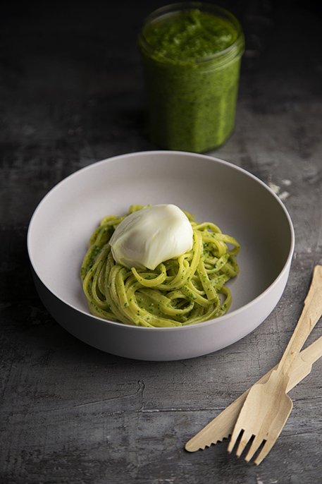 pasta con pesto di rucola e uovo in camicia