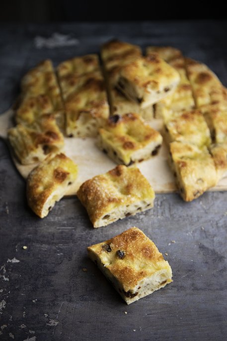 Focaccia dolce morbida all'uvetta
