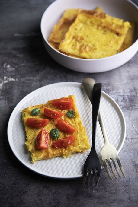 Farinata di ceci con pomodorini e basilico