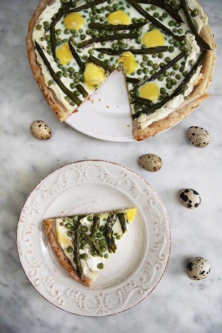 Torta salata senza glutine con asparagi e piselli