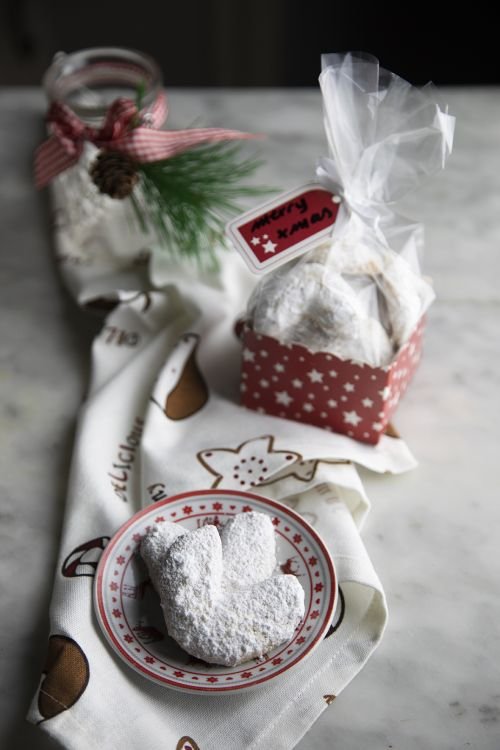 biscotti mezzaluna alle noci