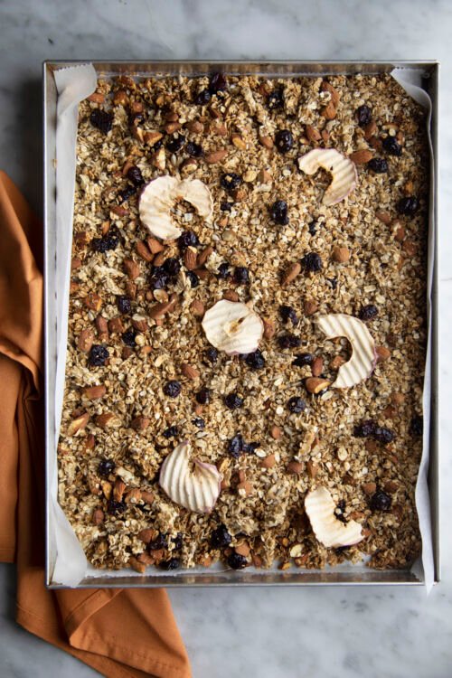 Granola alle mele e frutta secca